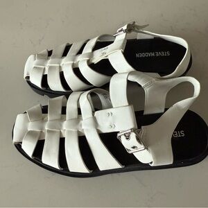 New Steve Madden Girl’s white fisherman Sandals Size: 2